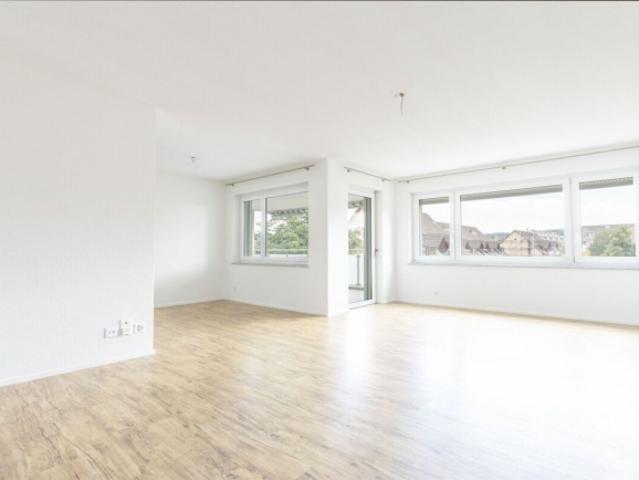 Lichtdurchflutete 4.5 Zimmer Wohnung mit gedecktem Balkon