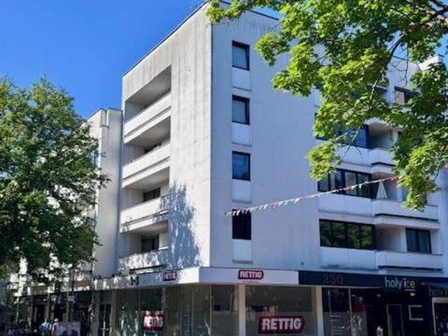 Lichtdurchflutete 5 Zi Wohnung, Fußgängerzone, Balkon und Loggia, Studenten WG willkommen