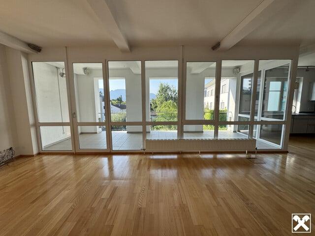 Lichtdurchflutete 5 Zimmerwohnung mit großer Loggia
