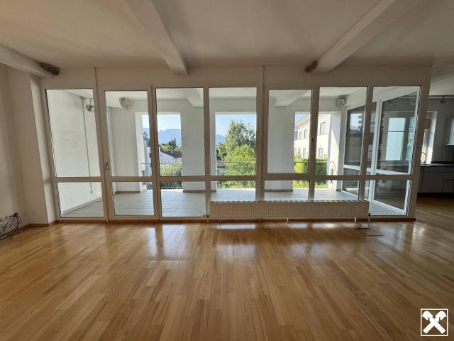 Lichtdurchflutete 5 Zimmerwohnung mit großer Loggia