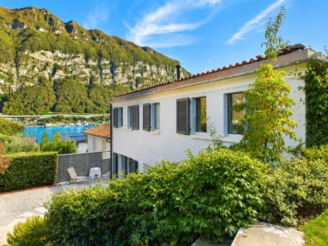 Lichtdurchflutete 5.5 Zimmer Einfamilienvilla in Riva San Vitale, TI