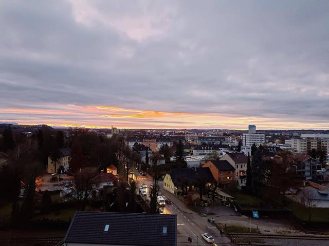 Lichtdurchflutete 85 m² Wohnung im 8. Stock Blick über Wels & Traunstein