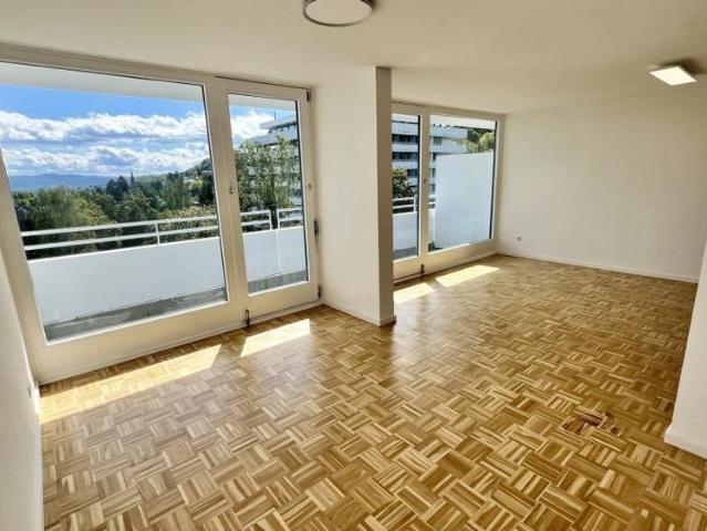 Lichtdurchflutete 1,5 Zimmer Wohnung im obersten Geschoss