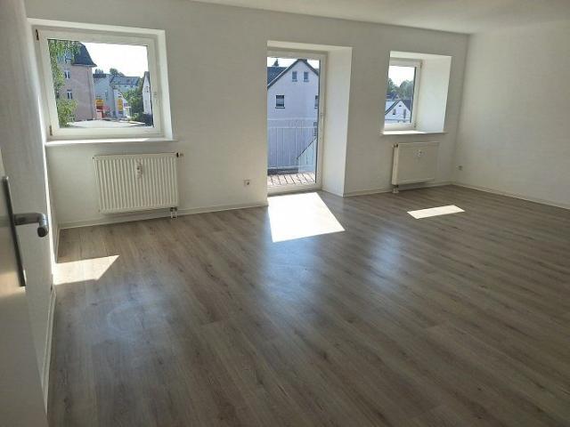 lichtdurchflutete 2 Raumwohnung mit Balkon im Dachgeschoss großer Gemeinschaftsgarten inklusive