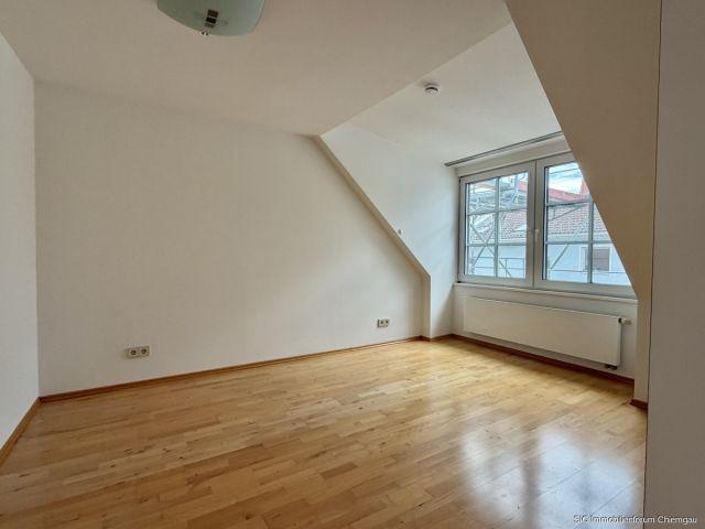 Lichtdurchflutete 2 Zi. Dachgeschosswohnung im Herzen von Traunstein!