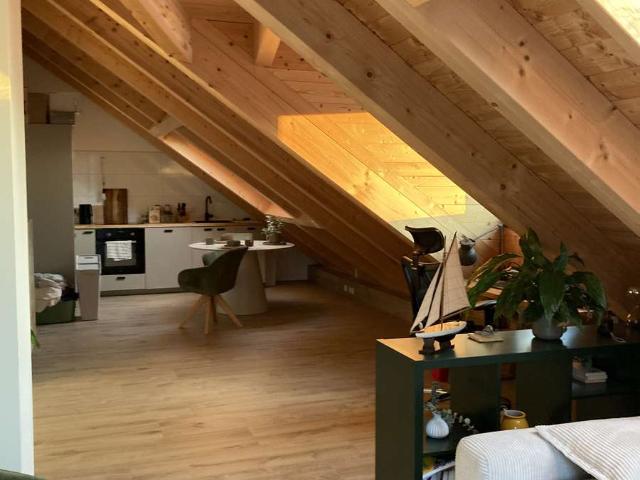 Lichtdurchflutete 2 Zi, DG WHG, Holz Sichtdachstuhl mit Keller S14