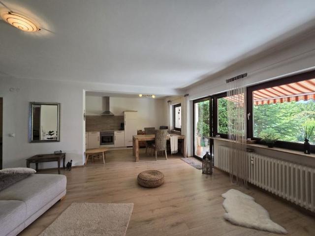 Lichtdurchflutete 2 Zi. Wohnung mit Terrasse und Gartenbereich