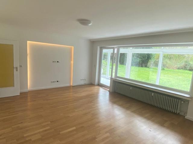 Lichtdurchflutete, 2 Zimmer Wohnung mit traumhaftem Wintergarten & Gartenzugang in D Lohausen