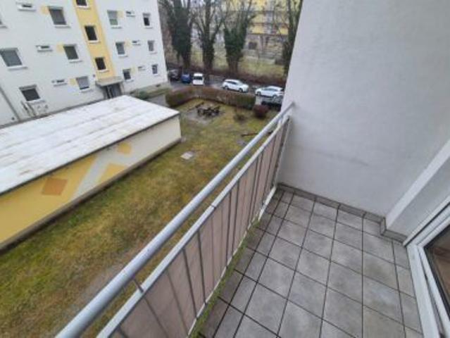 Lichtdurchflutete 2 Zimmer Wohnung mit Balkon