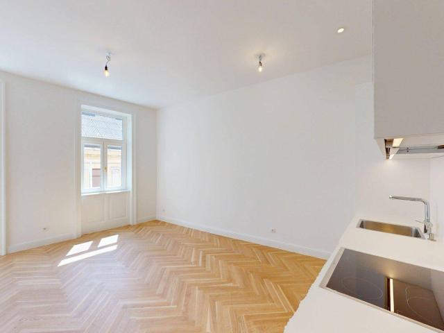Lichtdurchflutete 2 Zimmer Wohnung mit Balkon
