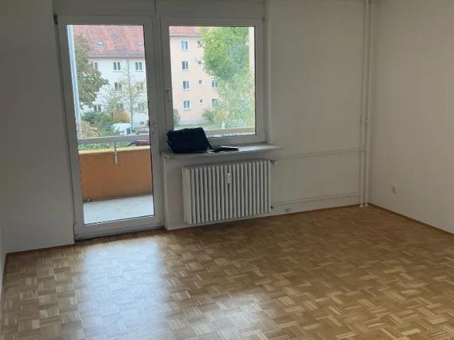 Lichtdurchflutete 2 Zimmer Wohnung mit Balkon in ruhiger Wohnanlage
