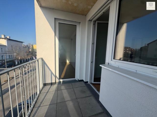 Lichtdurchflutete 2 Zimmer Wohnung mit Freifläche und Fernblick