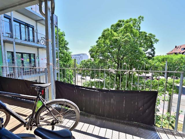 lichtdurchflutete 2 Zimmer Wohnung mit großem Balkon und Aufzug