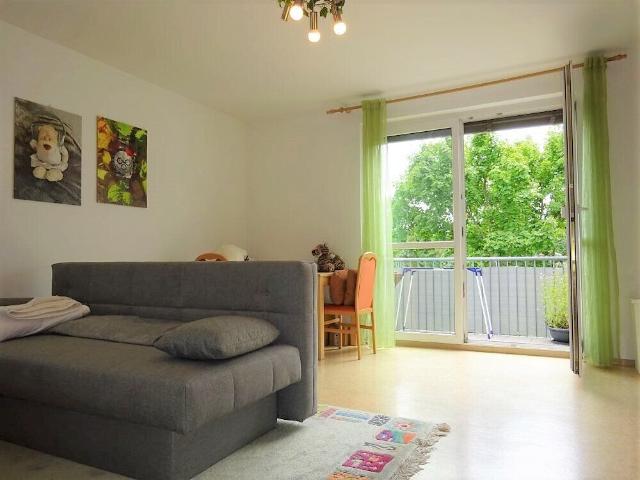 Lichtdurchflutete 2 Zimmer Wohnung mit großzügigem Balkon in ruhiger Lage – Provisionsfrei!