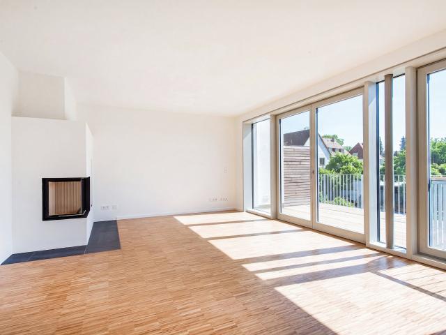 Lichtdurchflutete 2 Zimmer Wohnung mit Kamin und großem Südbalkon