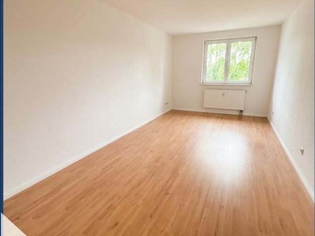 Lichtdurchflutete 2 Zimmer Wohnung mit moderner Einbauküche und sonnigen Balkon – WG geeignet!