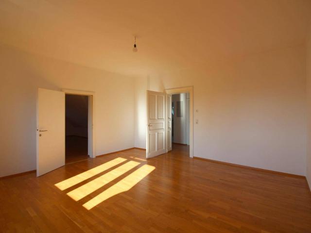 LICHTDURCHFLUTETE 2 ZIMMER WOHNUNG MIT PARKPLATZ IN LIEBENAU