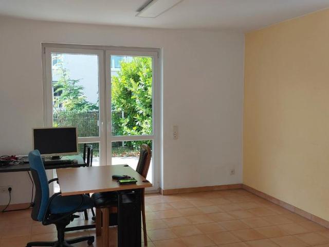 Lichtdurchflutete 2 Zimmer Wohnung mit ruhiger Terrasse