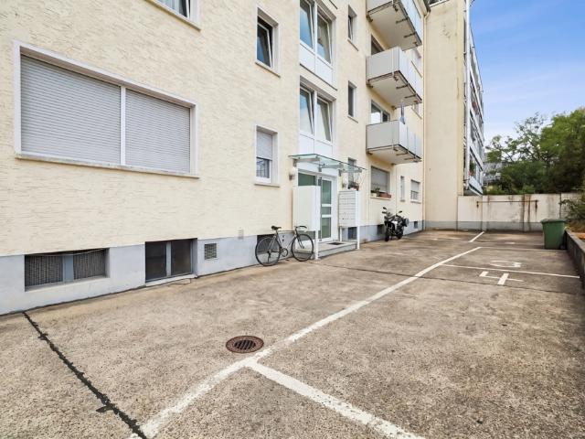 Lichtdurchflutete 2 Zimmer Wohnung mit sonnigem Balkon, Einbauküche & PKW Stellplatz