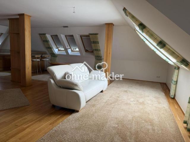 Lichtdurchflutete 2 Zimmer Dachgeschosswohnung mit zusätzlichem Wohnbereich im Spitzboden