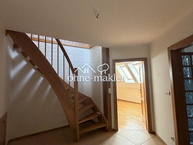 Lichtdurchflutete 2 Zimmer Dachgeschosswohnung mit zusätzlichem Wohnbereich im Spitzboden