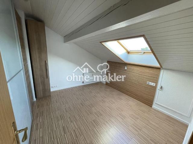 lichtdurchflutete 2 Zimmer Dachgeschosswohnung mit EBK, TLB & Klimaanlage