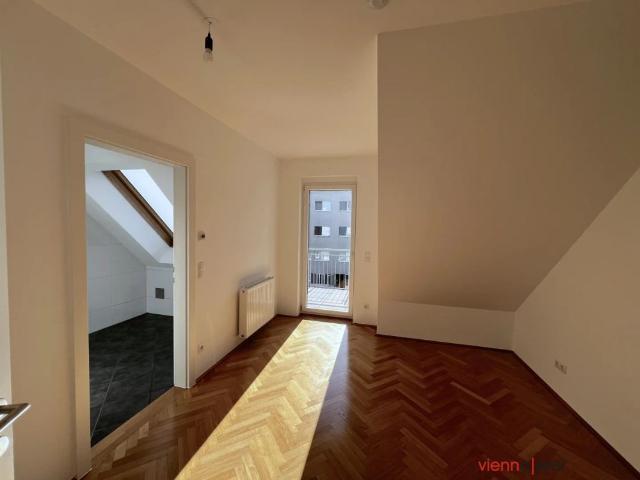 Lichtdurchflutete 2 Zimmer Dachgeschosswohnung mit großzügigem Wohnbereich, Balkon und Dachterrasse