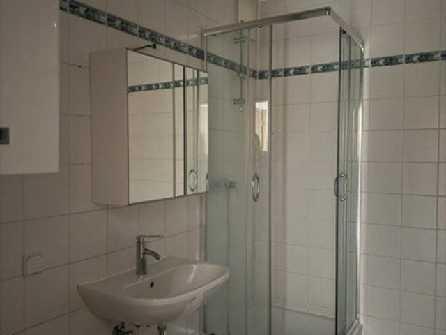 Lichtdurchflutete 2 Zimmer Dachgeschoss Wohnung in Graz: davon Wohnen/Essen/Kochen, Schlafzimmer perfekt für Studierend, ideal gelegen Nähe Schillerplatz, ohne Lift, mit Kellerabteil