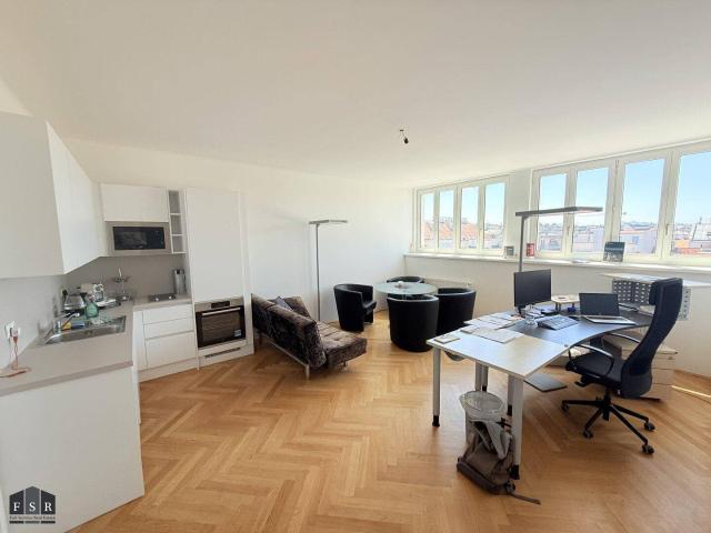 Lichtdurchflutete 2 Zimmer DG Wohnung beim Siebenbrunnenplatz