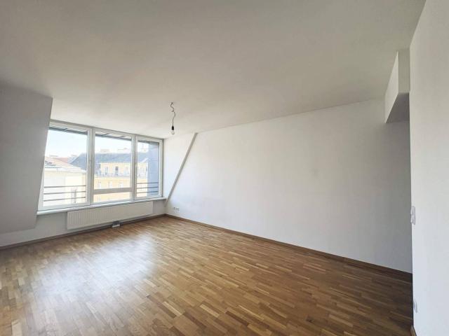 Lichtdurchflutete 2 Zimmer DG Wohnung Donaukanal und Prater in der Nähe
