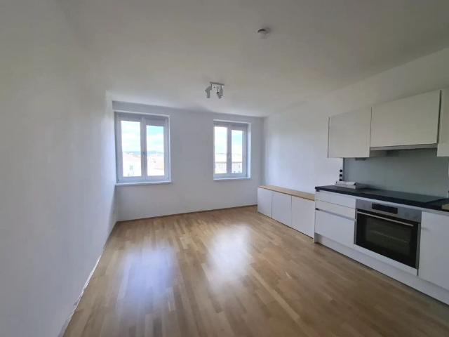 Lichtdurchflutete 2 Zimmerwohnung an der U6