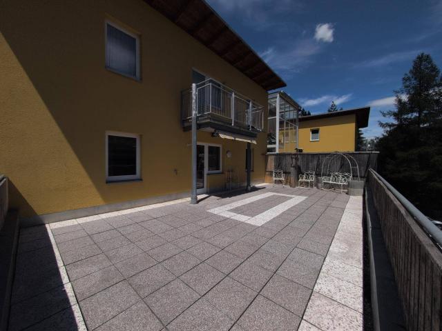 Lichtdurchflutete 3 Zimmer Wohnung mit 53 m² XL Sonnenterrasse in zentraler Lage