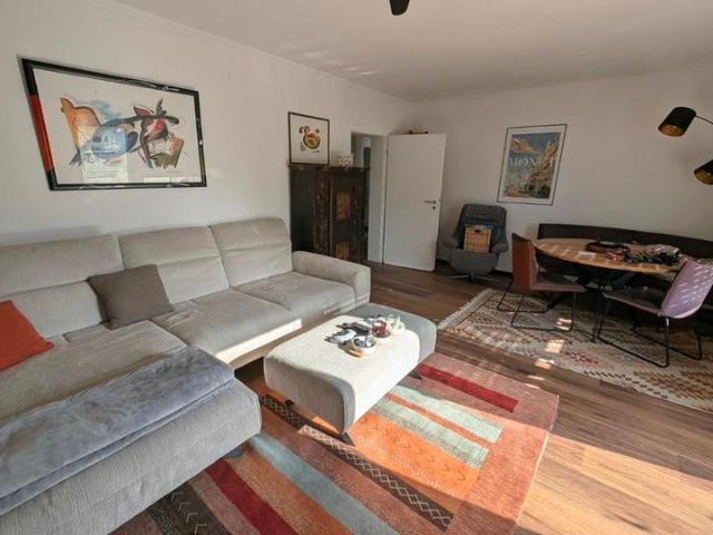 Lichtdurchflutete 3 Zimmer Wohnung mit Balkon