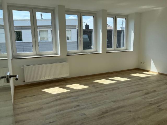 Lichtdurchflutete 3 Zimmer Wohnung mit Balkon im Zentrum von Mülheim! Aufzug vorhanden!