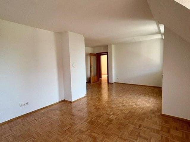 Lichtdurchflutete 3 Zimmer Wohnung mit Balkon und Carportparkplatz