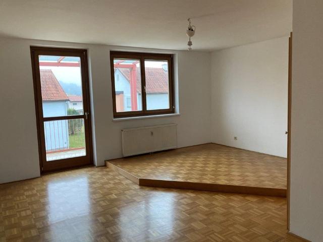 Lichtdurchflutete 3 Zimmer Wohnung mit Balkon und Carportparkplatz