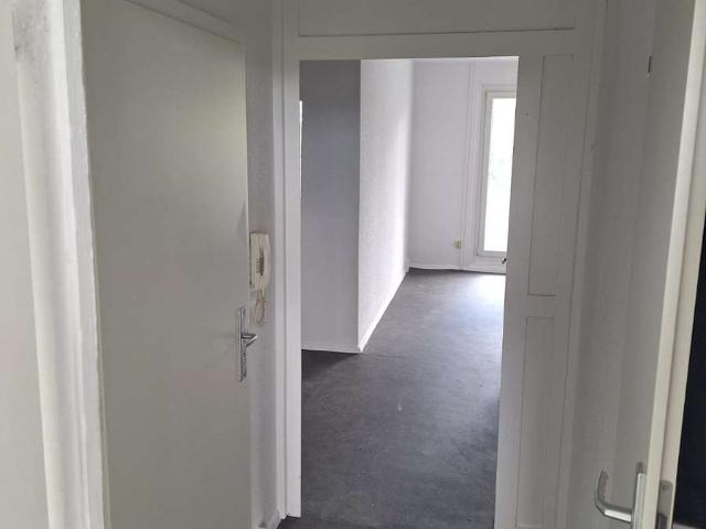 Lichtdurchflutete 3 Zimmer Wohnung mit Balkon und grünem Ausblick