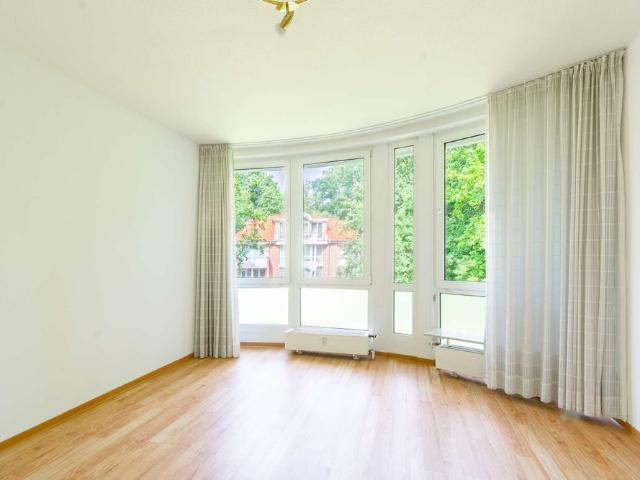 Lichtdurchflutete 3 Zimmer Wohnung mit Balkon und Tiefgaragenstellplatz in zentraler Lage. Obj. 9906