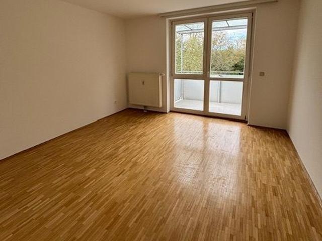 Lichtdurchflutete 3 Zimmer Wohnung mit Balkon und Tiefgaragenplatz