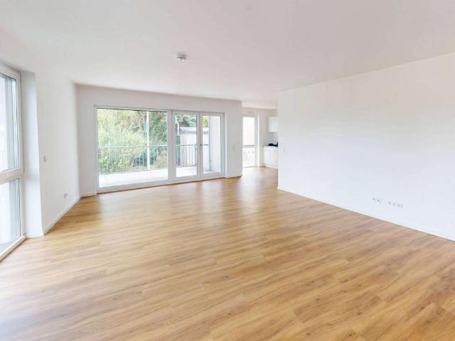 Lichtdurchflutete 3 Zimmer Wohnung mit EINBAUKÜCHE, BALKON und 2 Bädern