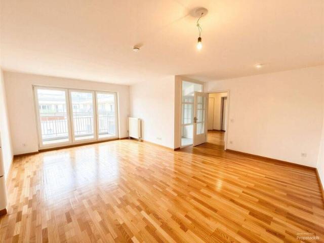Lichtdurchflutete 3 Zimmer Wohnung mit großzügiger Dachterrasse ab September!