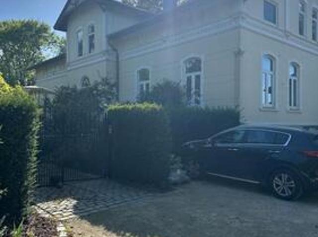 Lichtdurchflutete 3 Zimmer Wohnung in alter Villa in ruhiger Lage