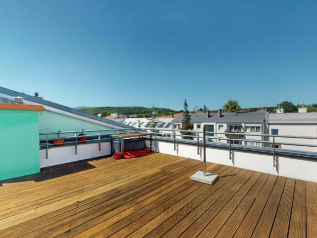 Lichtdurchflutete 3 Zimmer Dachgeschosswohnung mit sehr großer TERRASSE und Tief Garagenplatz