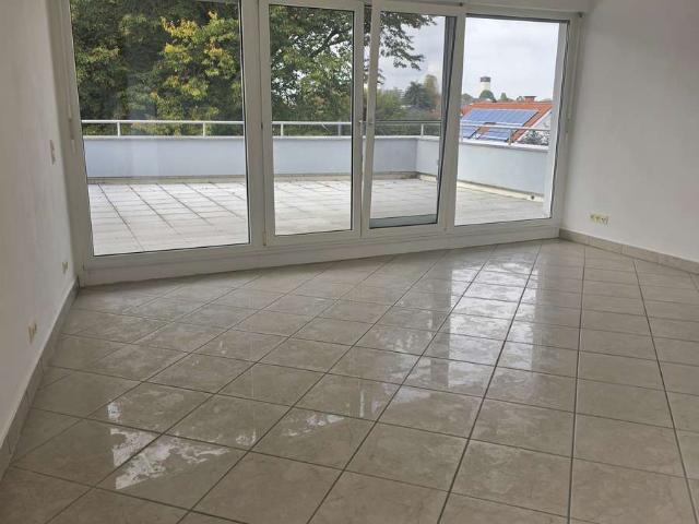 Lichtdurchflutete 3 Zimmer Penthousewohnung mit großer Dachterrasse in Weinheim