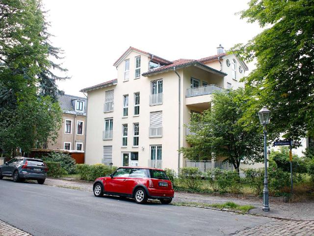 Lichtdurchflutete 3 Zimmerwohnung mit großem Balkon in gehobener Wohnlage in Striesen