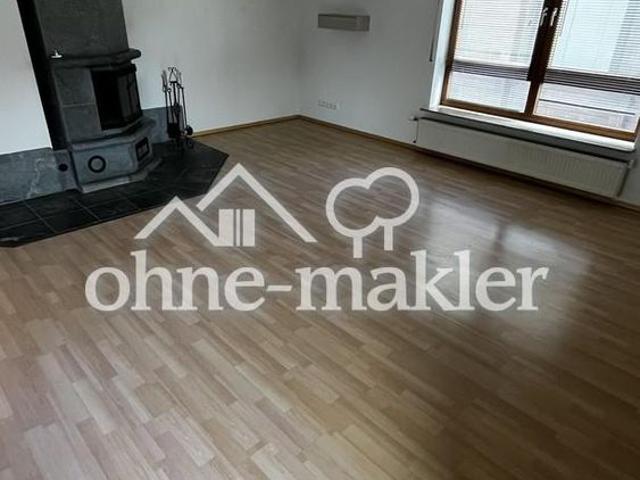 Lichtdurchflutete 3,5 Zimmer Dachgeschosswohnung mit Balkon, Wärmepumpe und PV Anlage