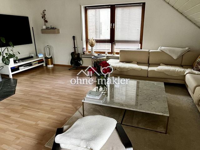 Lichtdurchflutete 3,5 Zimmer Dachgeschosswohnung mit Balkon, Wärmepumpe und PV Anlage