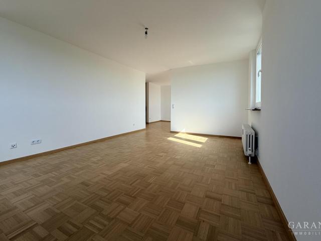 Lichtdurchflutete 3,5 Zimmer Wohnung mit Balkon, Weitblick und Tiefgaragenstellplatz
