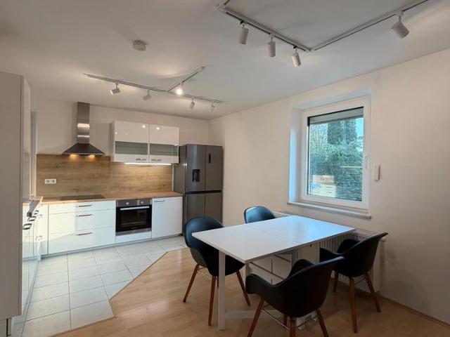 Lichtdurchflutete, teilmöblierte 2,5 Zimmer Wohnung am Ostpark