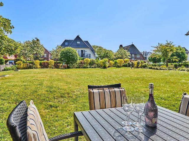 Lichtdurchflutete, traumhafte Gartenwohnung in hervorragender Strand und Stadt Lage von Westerland
